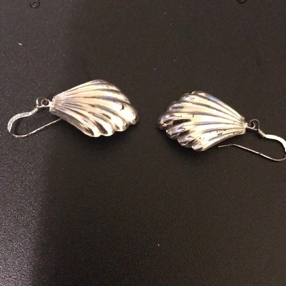 Silver shell Wire earrings Ribbed Tarnish resistant - Picture 7 of 9